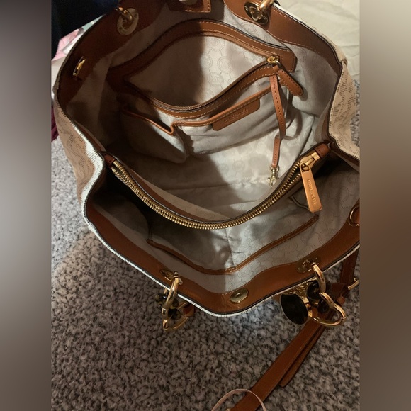 Michael Kors purse - Picture 10 of 12